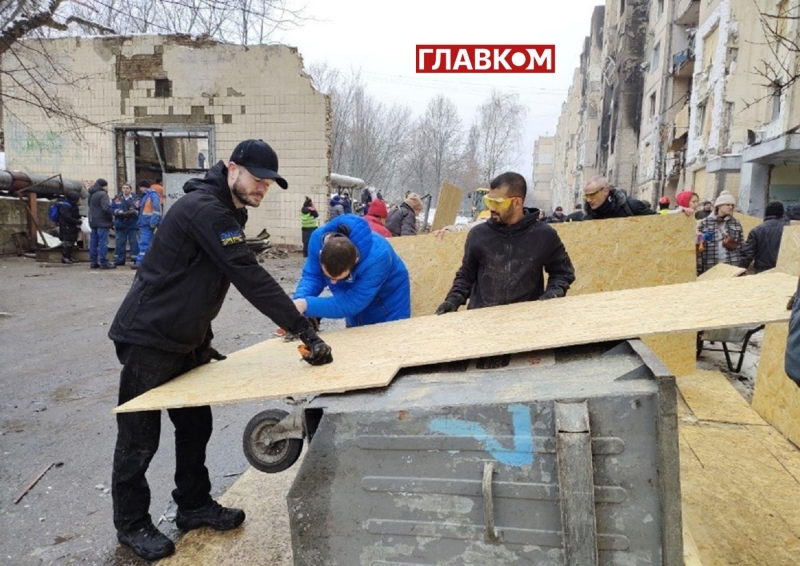 Сюди прилетіла російська ракета. Репортаж зі зруйнованого будинку на Солом'янці