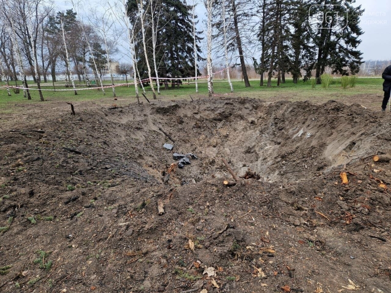 Екоінспекція обстежила місце влучання ворожої ракети у Запоріжжі