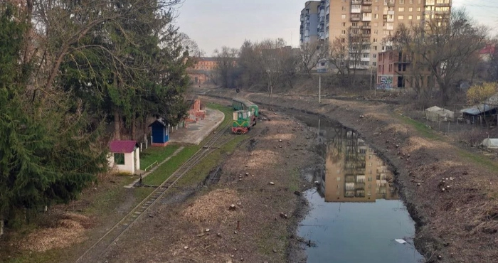 Біля Луцької дитячої залізниці розчистили територію