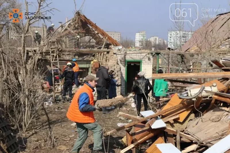 Комунальники вивезли понад 260 тонн будівельних уламків з місць влучання ракет в Запоріжжі