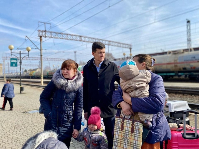  Десять багатодітних родин із Покровського району Донеччини евакуювалися на Закарпаття