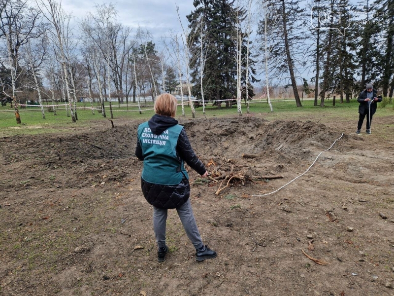 Екоінспекція обстежила місце влучання ворожої ракети у Запоріжжі