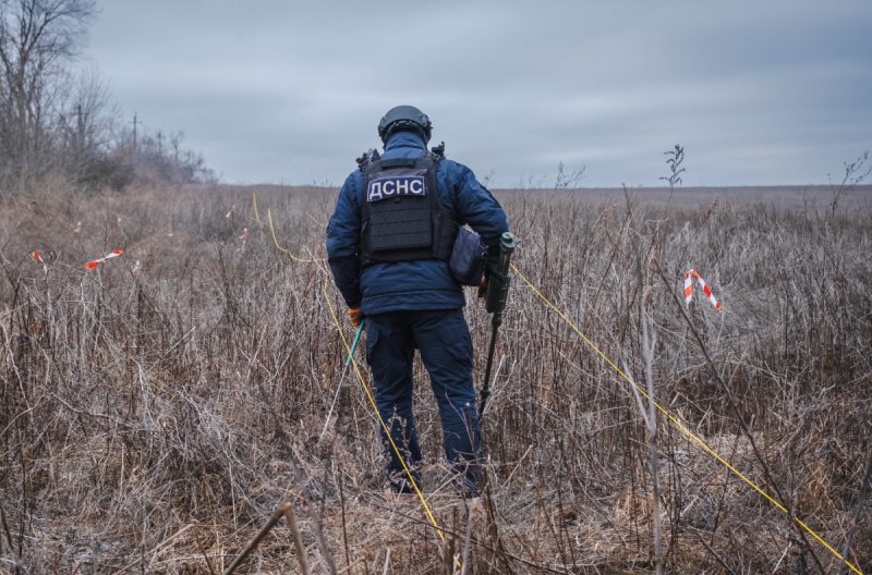 Гуманітарне розмінування та «чорні сапери». Як українським фермерам очистити свої поля від мін