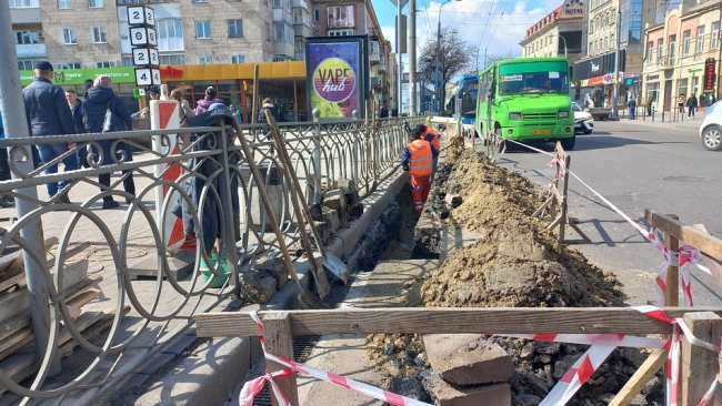 Калюжу на переході в центрі Рівного «висушать» комунальники