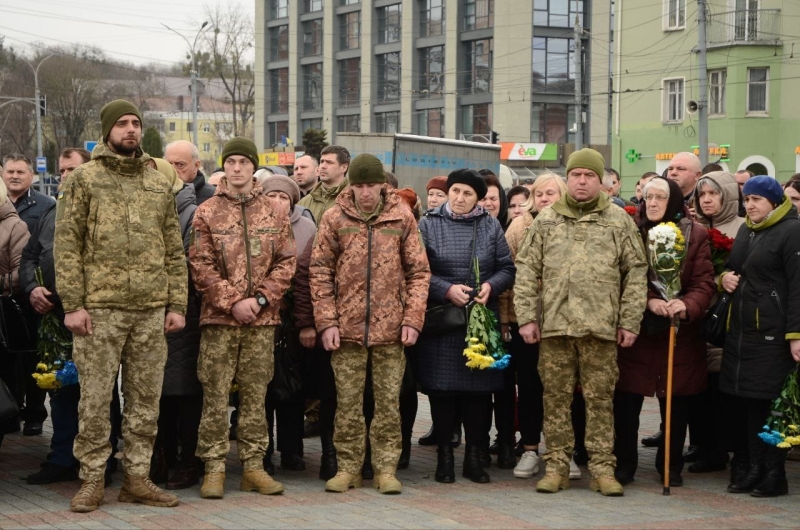 На майдані Незалежності в Рівному попрощалися з добровольцем