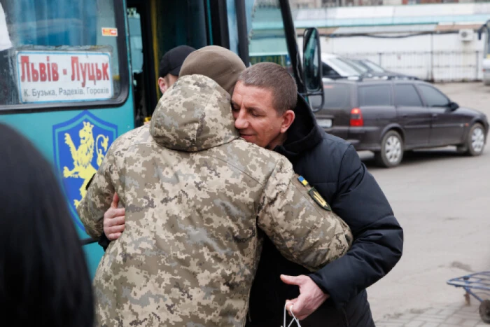 У Луцьку зустріли звільнених з російського полону волинян