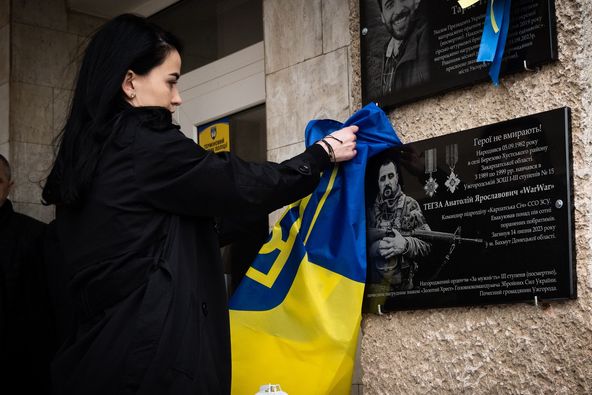 В Ужгороді сьогодні відкрили меморіальну дошку загиблому Герою Анатолію Тегзі