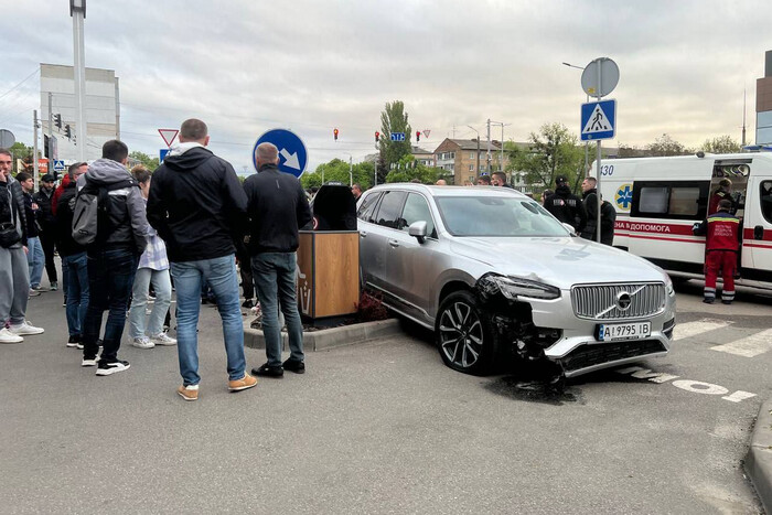 Голова райдержадміністрації влетів у натовп людей в Броварах (відео)