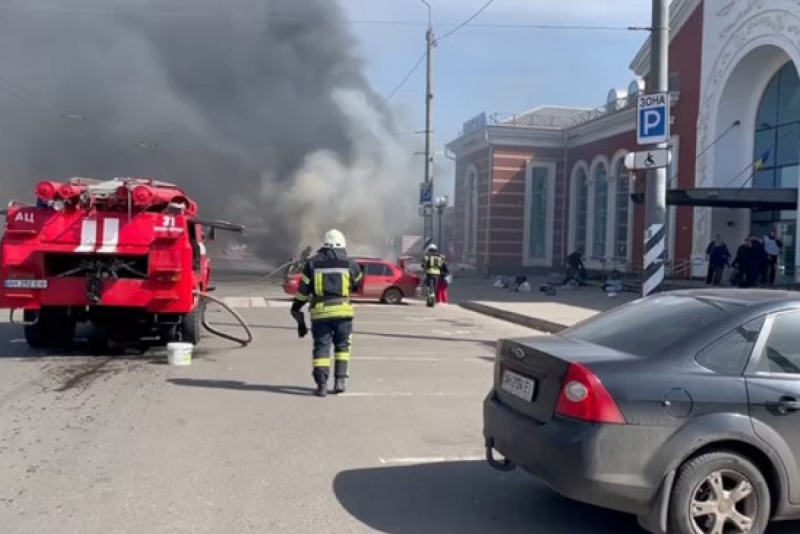 Було дуже багато горя навколо: Друга річниця трагедії на залізничному вокзалі в Краматорську