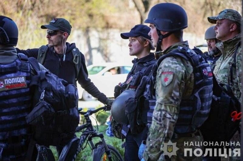 Президент України відзначив рятувальників, поліцейських та медиків, які допомогли постраждалим у Запоріжжі