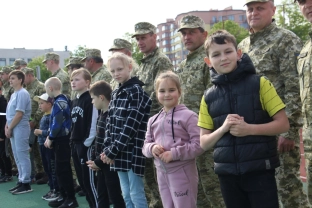 На стадіоні «Авангард» у Луцьку до Дня прикордонника змагались діти та військові