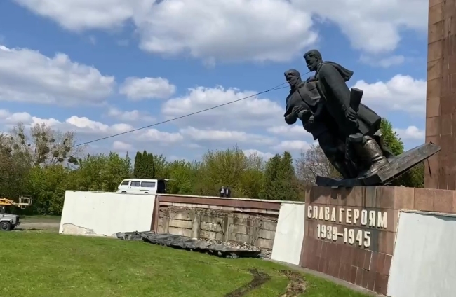 У Рівному скинули кількаметрові скульптури радянських солдатів (ВІДЕО)