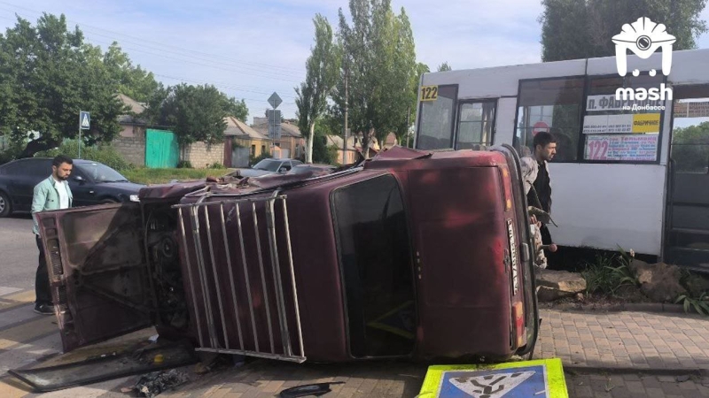 У Луганську маршрутка зіткнулася з "Жигулями": постраждали шестеро людей, - ФОТО