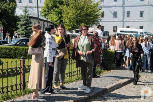 День вишиванки у Луцьку: вишиті сорочки та сукні, флешмоб біля замку