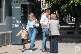 День вишиванки у Луцьку: вишиті сорочки та сукні, флешмоб біля замку