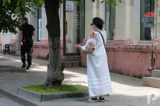 День вишиванки у Луцьку: вишиті сорочки та сукні, флешмоб біля замку