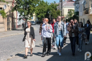 День вишиванки у Луцьку: вишиті сорочки та сукні, флешмоб біля замку