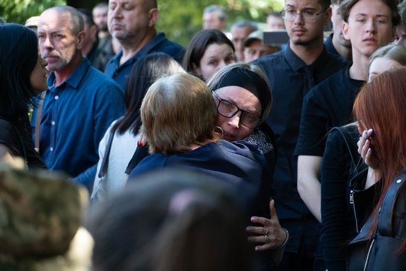 Із двома Героями-захисниками – 31-річними солдатом Іваном Бородіним та головним сержантом Віктором Кущиком – прощалися сьогодні в Ужгороді