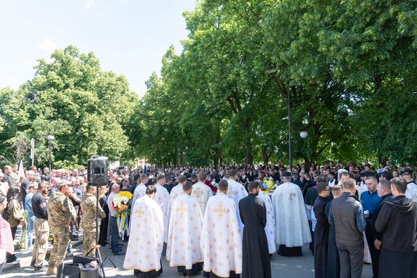 Із двома Героями-захисниками – 31-річними солдатом Іваном Бородіним та головним сержантом Віктором Кущиком – прощалися сьогодні в Ужгороді