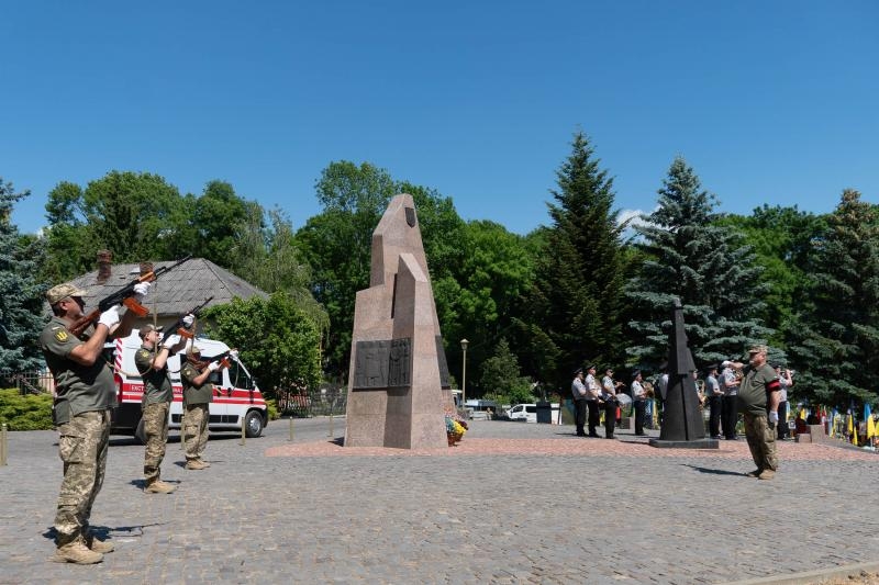 Із двома Героями-захисниками – 31-річними солдатом Іваном Бородіним та головним сержантом Віктором Кущиком – прощалися сьогодні в Ужгороді