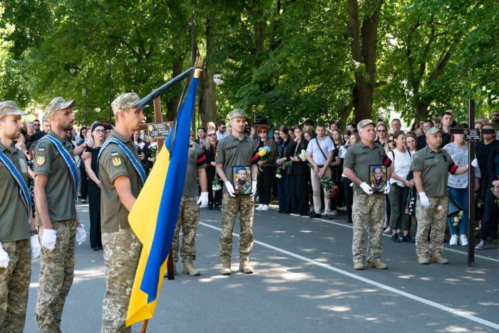 Із двома Героями-захисниками – 31-річними солдатом Іваном Бородіним та головним сержантом Віктором Кущиком – прощалися сьогодні в Ужгороді