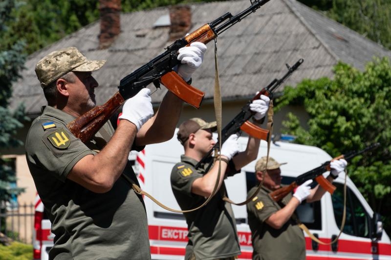 Із двома Героями-захисниками – 31-річними солдатом Іваном Бородіним та головним сержантом Віктором Кущиком – прощалися сьогодні в Ужгороді