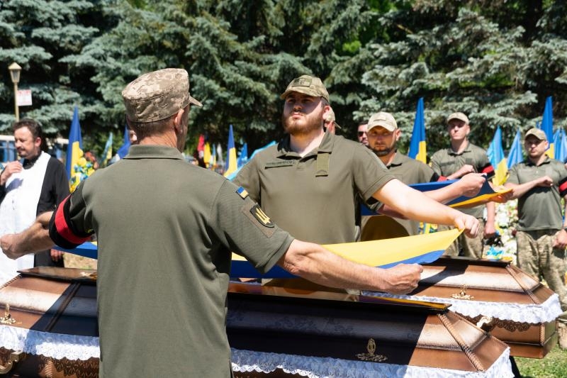 Із двома Героями-захисниками – 31-річними солдатом Іваном Бородіним та головним сержантом Віктором Кущиком – прощалися сьогодні в Ужгороді