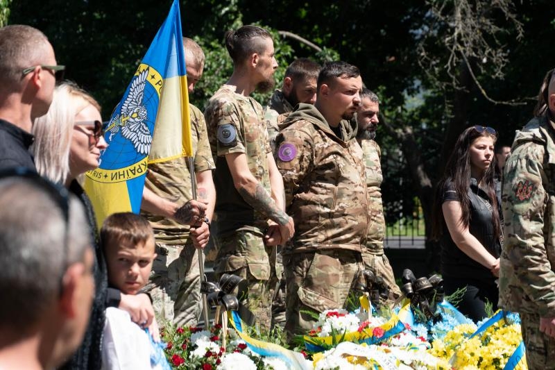 Із двома Героями-захисниками – 31-річними солдатом Іваном Бородіним та головним сержантом Віктором Кущиком – прощалися сьогодні в Ужгороді