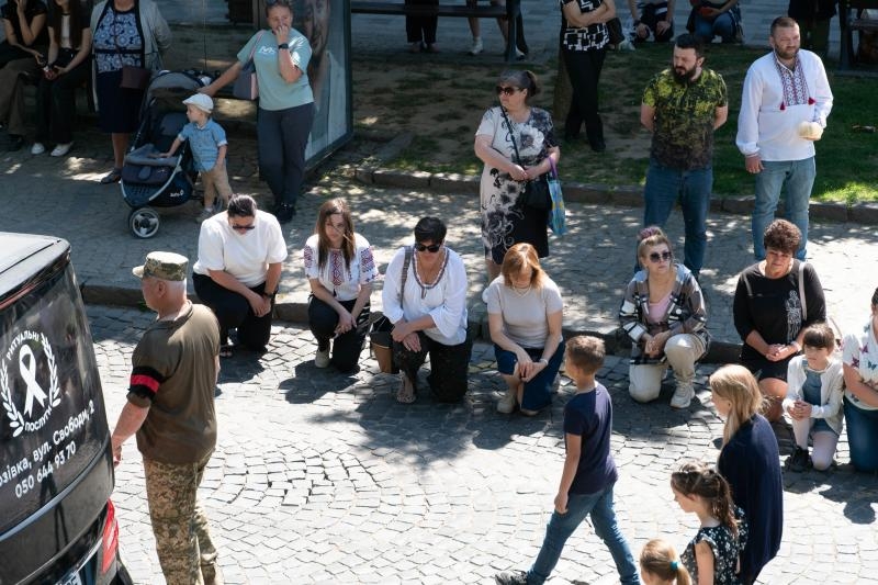 Із двома Героями-захисниками – 31-річними солдатом Іваном Бородіним та головним сержантом Віктором Кущиком – прощалися сьогодні в Ужгороді