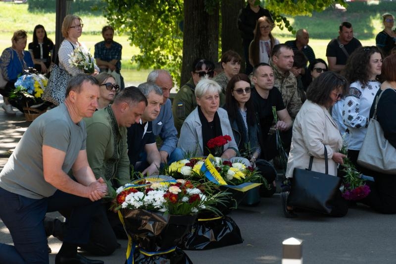 Із двома Героями-захисниками – 31-річними солдатом Іваном Бородіним та головним сержантом Віктором Кущиком – прощалися сьогодні в Ужгороді