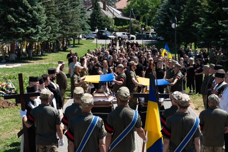 Із двома Героями-захисниками – 31-річними солдатом Іваном Бородіним та головним сержантом Віктором Кущиком – прощалися сьогодні в Ужгороді