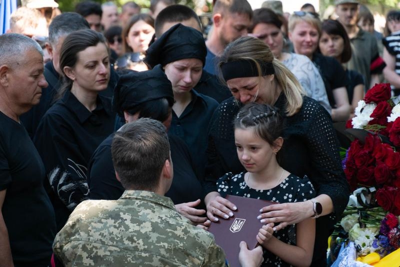 Із двома Героями-захисниками – 31-річними солдатом Іваном Бородіним та головним сержантом Віктором Кущиком – прощалися сьогодні в Ужгороді