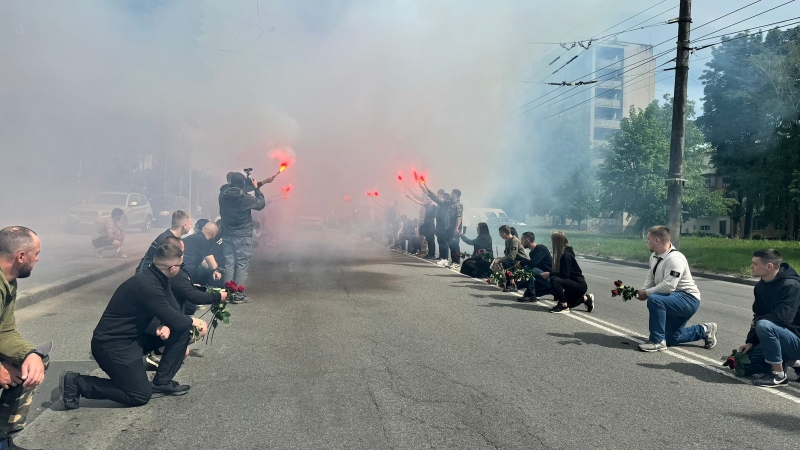 На колінах та з квітами в руках вінничани зустрічали полеглого воїна Назарія Гринцевича