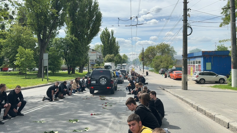 На колінах та з квітами в руках вінничани зустрічали полеглого воїна Назарія Гринцевича