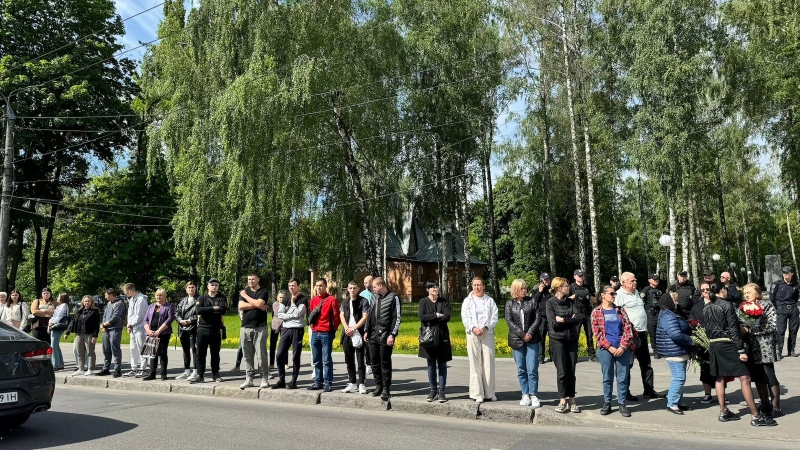 На колінах та з квітами в руках вінничани зустрічали полеглого воїна Назарія Гринцевича