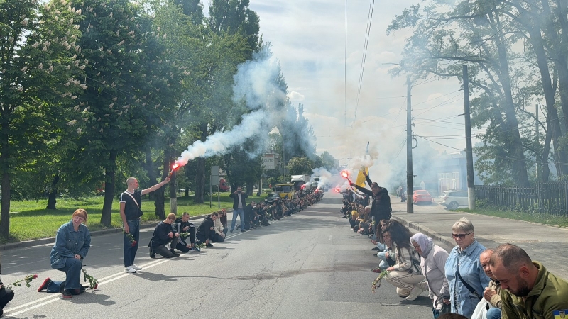 На колінах та з квітами в руках вінничани зустрічали полеглого воїна Назарія Гринцевича