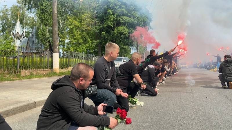 На колінах та з квітами в руках вінничани зустрічали полеглого воїна Назарія Гринцевича