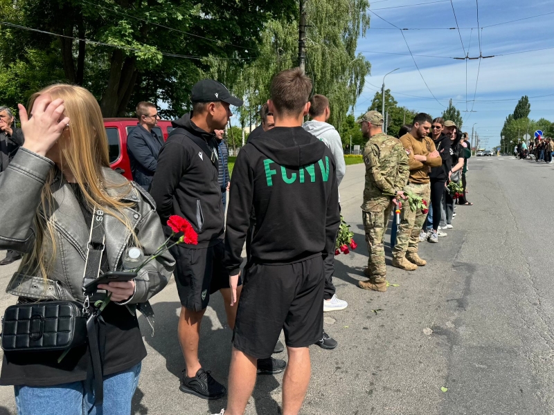 На колінах та з квітами в руках вінничани зустрічали полеглого воїна Назарія Гринцевича