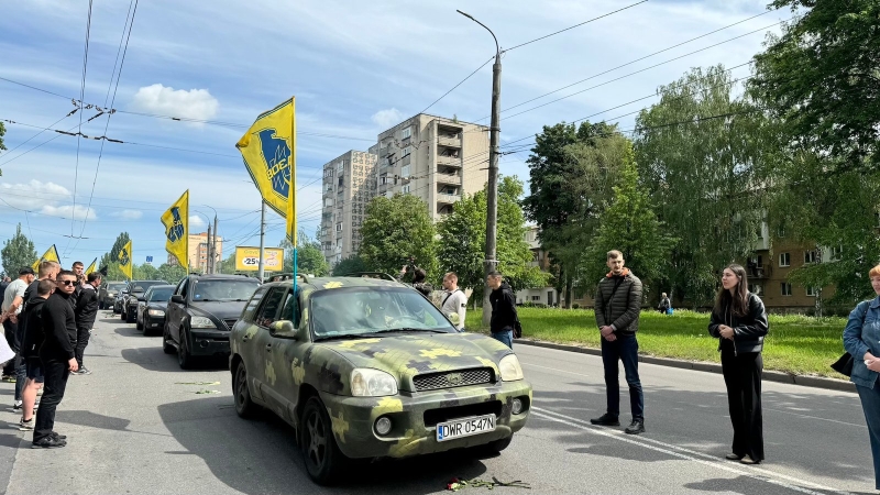 На колінах та з квітами в руках вінничани зустрічали полеглого воїна Назарія Гринцевича