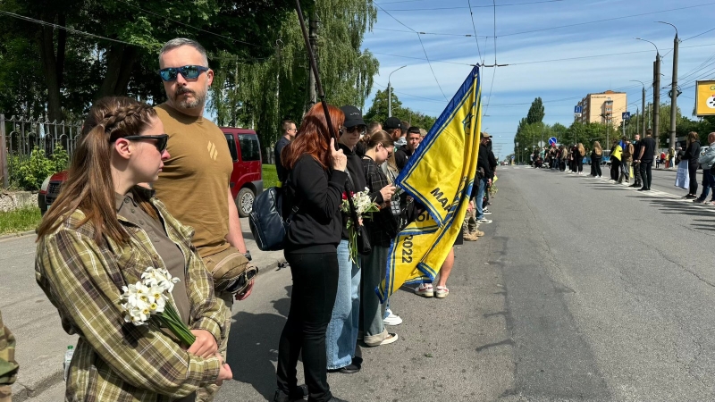 На колінах та з квітами в руках вінничани зустрічали полеглого воїна Назарія Гринцевича