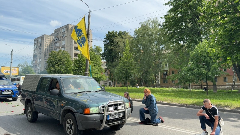 На колінах та з квітами в руках вінничани зустрічали полеглого воїна Назарія Гринцевича