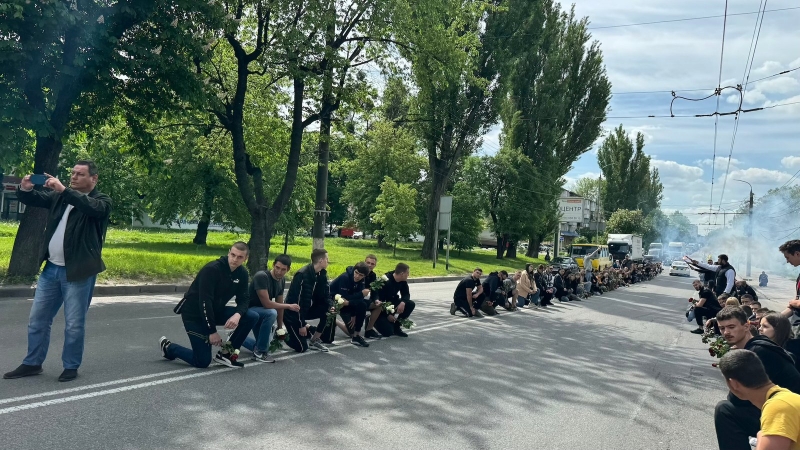 На колінах та з квітами в руках вінничани зустрічали полеглого воїна Назарія Гринцевича