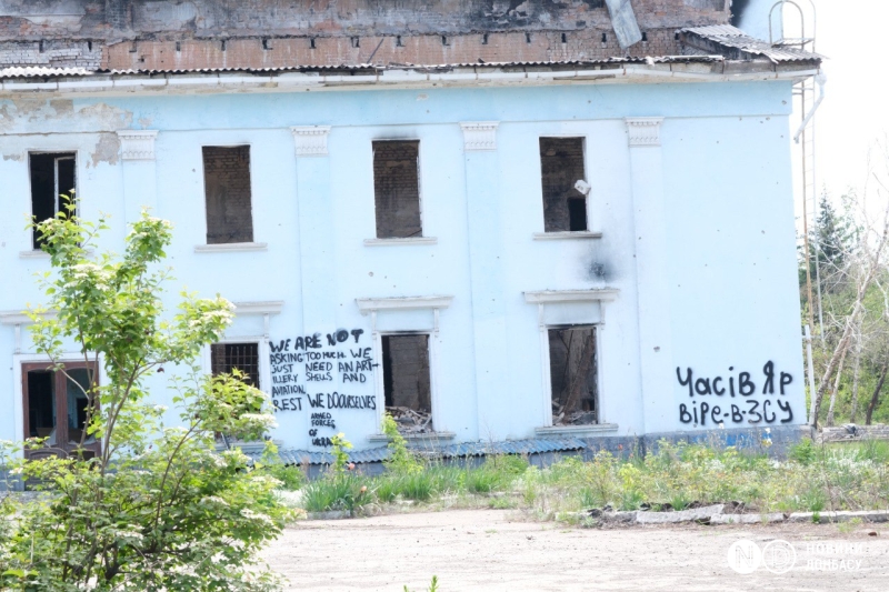 «Наші комунальники ховають людей у самотужки зроблених домовинах». Інтерв’ю з головою Часового Яру