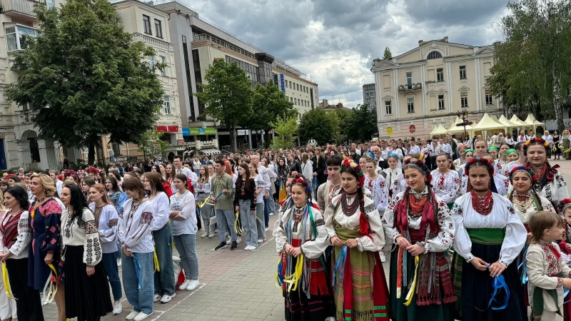 У центрі Вінниці відбувся флеш-моб до Дня вишиванки (Фоторепортаж)