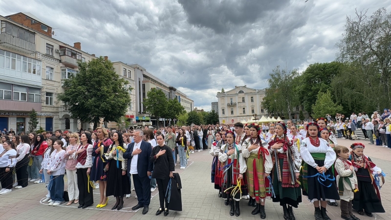 У центрі Вінниці відбувся флеш-моб до Дня вишиванки (Фоторепортаж)