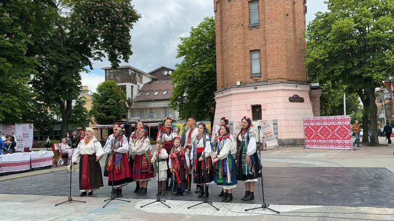 У центрі Вінниці відбувся флеш-моб до Дня вишиванки (Фоторепортаж)