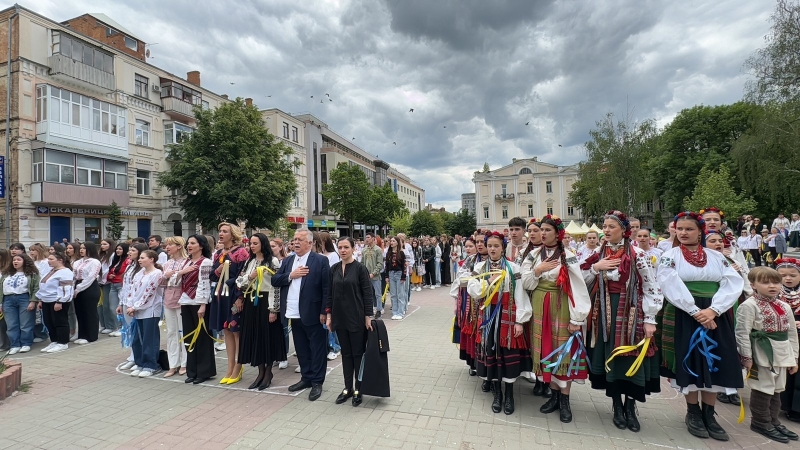 У центрі Вінниці відбувся флеш-моб до Дня вишиванки (Фоторепортаж)