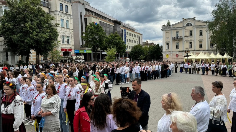 У центрі Вінниці відбувся флеш-моб до Дня вишиванки (Фоторепортаж)