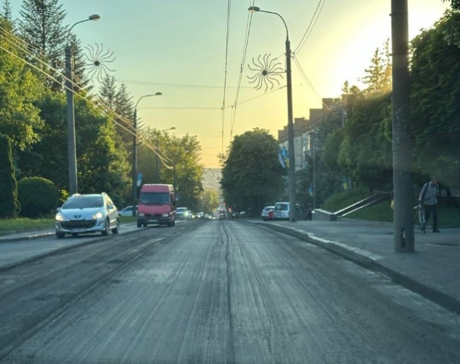 У Рівному знімають асфальт на Соборній (ФОТО)