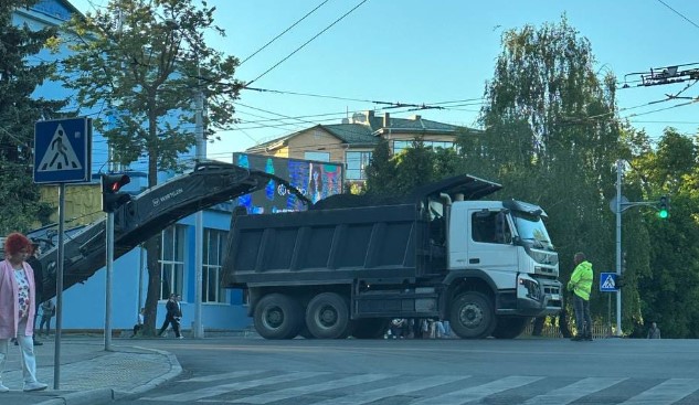 У Рівному знімають асфальт на Соборній (ФОТО)